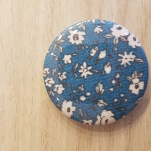 Badge fleurs bleues
